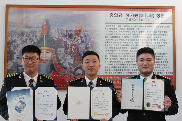 ▲ 청주대학교 군사학과 정승원(왼쪽), 안영모(가운데), 김경환(오른쪽) 학생이 각종 논문발표회와 토론회에서 수상한 상장을 들고 기념촬영을 하고 있다.ⓒ청주대