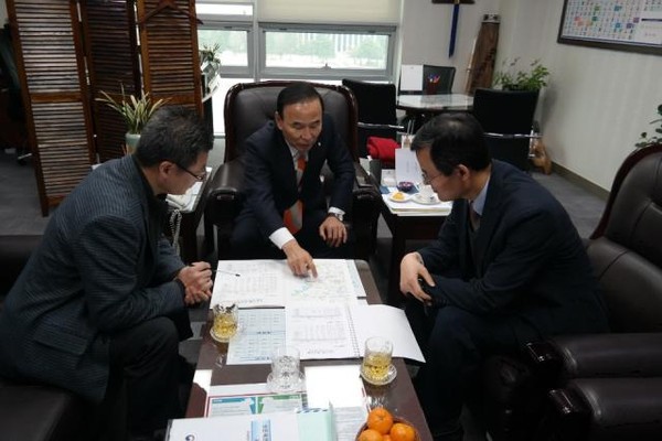 ▲ 박덕흠 의원(가운데)이 28일 김일환 대전지방국토관리청장(오른쪽)으로부터 충북도 국도SOC예산 관련 보고받고 있다.ⓒ박덕흠 의원실
