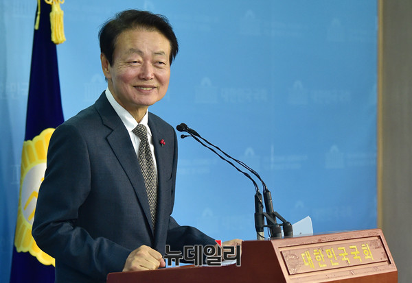 ▲ 자유한국당 한선교 의원이 28일 오후 국회 기자회견장에서 내달 12일 치러질 예정인 원내대표 경선에 공식 출마선언을 하고 있다. ⓒ뉴데일리 이종현 기자