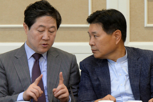 ▲ 자유한국당 친박계 원내대표 유력주자인 유기준 의원과 홍문종 의원이 대화를 나누고 있다. ⓒ뉴시스 사진DB
