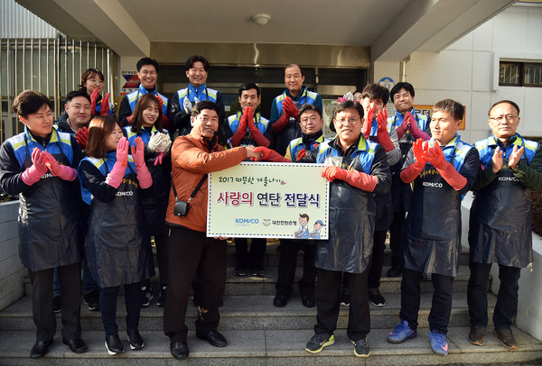 ▲ 조폐공사 이재만 기획이사(사진 앞줄 오른쪽에서 세 번째)가 28일 대전연탄은행 신원규 대표(오른쪽에서 네 번째)에게 사랑의 연탄 성금을 전달하고 있다.ⓒ한국조폐공사