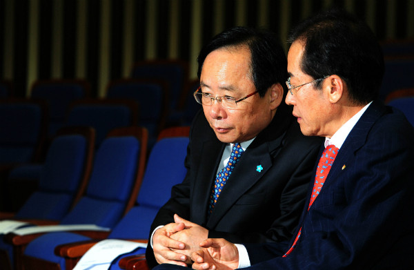 ▲ 자유한국당 홍준표 대표가 지난 2011년 12월, 유승민·남경필·원희룡 최고위원의 동반 사퇴로 정치적 위기에 처했을 당시 정책위의장이었던 이주영 의원과 텅 빈 지도부 좌석을 뒤로 하고 대책을 숙의하고 있다. ⓒ뉴시스 사진DB