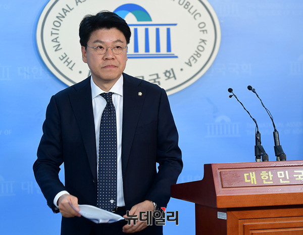 ▲ 자유한국당 장제원 수석대변인이 지난달 19일 국회 기자회견장에서 현안 브리핑을 마친 뒤, 자리에서 물러서 나오고 있다. ⓒ뉴데일리 공준표 기자