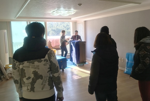 ▲ '포항원동 부영 사랑으로' 아파트에 이재민 이삿짐이 옮겨지고 있다. ⓒ부영