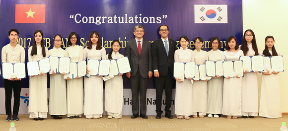 ▲ 윤종웅 하나금융나눔재단 상근이사(앞줄 가운데)가 지난 13일 필리핀 마닐라에서 개최된 2017 KEB 하나 장학금 수여식에서 장학생들과 기념촬영을 하고 있다. ⓒ KEB하나은행