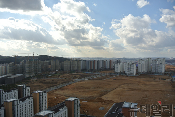 ▲ 동탄2신도시 호수공원 남측 아파트 조성 현장. ⓒ성재용 기자
