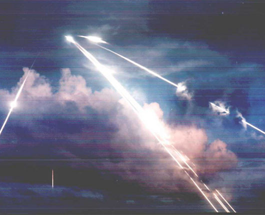 ▲ 다탄두 ICBM 실험 장면. MIRV 형식 핵탄두가 각자 목표를 향해 돌진하는 모습이다. ⓒ美공군 공개사진-임구르 닷컴 화면캡쳐.