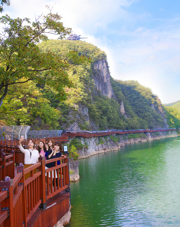 ▲ 수양개 권역 단양강 잔도.ⓒ단양군