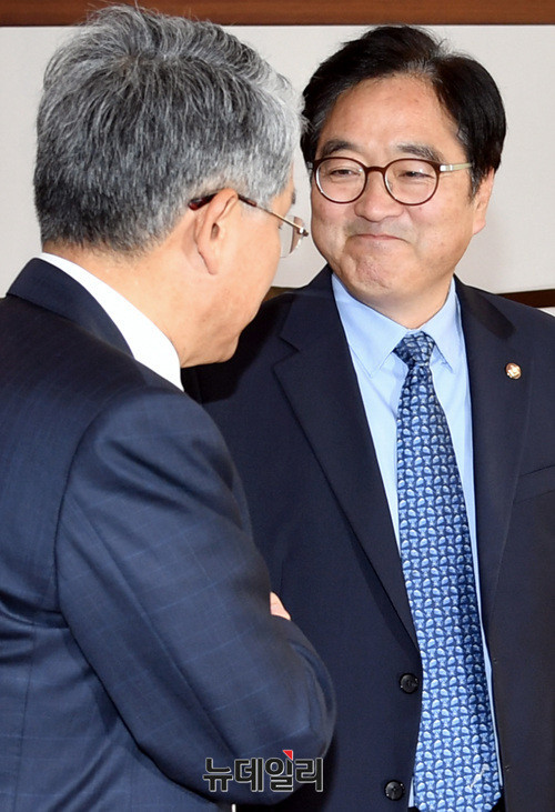 ▲ 김동철 국민의당, 우원식 더불어민주당 원내대표가 29일 오전 국회의장실에서 열린 '내년도 예산안 처리 문제 협의를 위한 여야 원내대표 회동'에서 악수를 나누고 있다. ⓒ뉴데일리 공준표 기자