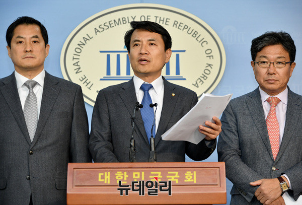 ▲ 왼쪽부터 박대출, 김진태, 윤상직 자유한국당 의원 ⓒ 뉴데일리 공준표