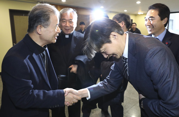 ▲ 조국 청와대 민정수석이 이용훈 주교회의 생명윤리위원회 위원장을 만나 악수하고 있다. ⓒ뉴시스