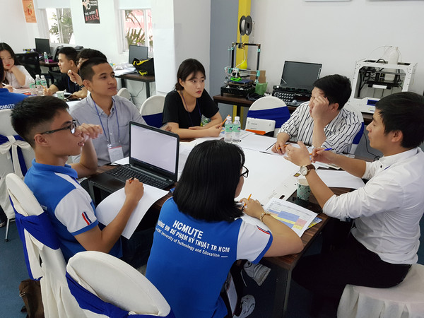 대구대와 베트남 대학생들이 ‘호찌민시 7가지 현안 해결’이란 주제로 팀별 프로젝트 수행을 위해 대화를 나누고 있다.ⓒ대구대