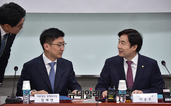 ▲ 국민의당 이용호 정책위의장이 29일 오전 의원회관에서 정책연대협의체 출범식에 앞서 바른정당 김세연 원내대표권한대행, 오신환 의원과 환담하며 밝게 웃고 있다. ⓒ뉴데일리 이종현 기자