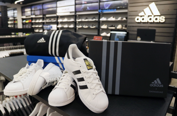 ▲ 아디다스 럭키박스 연출컷. ⓒ신세계백화점