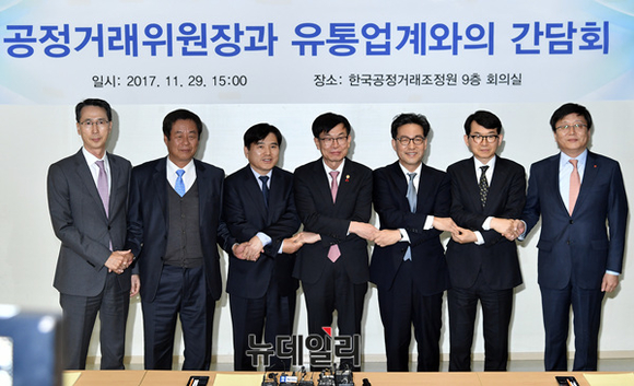 ▲ 왼쪽부터 이갑수 체인스토어협회장, 이근협 TV홈쇼핑협회 부회장, 김도열 면세점협회 이사장, 김상조 공정거래위원장, 조윤성 편의점산업협회장, 박동운 백화점협회장, 김형준 온라인쇼핑협회 부회장 ⓒ 뉴데일리 공준표