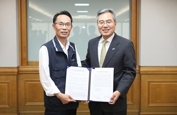 ▲ 하영구 은행연합회장(오른쪽)과 허권 금융노조 위원장은 29일 제3차 산별교섭회의을 개최하고 2017년도 임금협약을 체결했다. ⓒ은행연합회