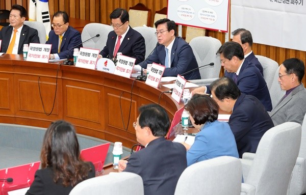 ▲ 자유한국당은 30일 국회에서 원내대책회의를 열어 정부가 국가정보원의 대공수사권을 다른 기관으로 이관하거나 폐지한 것을 강력하게 규탄했다. ⓒ뉴시스 사진 DB
