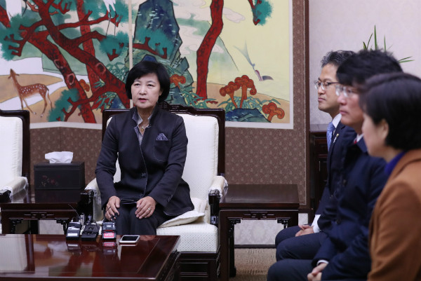 ▲ 더불어민주당 추미애 대표가 30일 오전 김포국제공항에서 중국 출국에 앞서 기자회견을 하고 있다. ⓒ뉴시스 사진DB