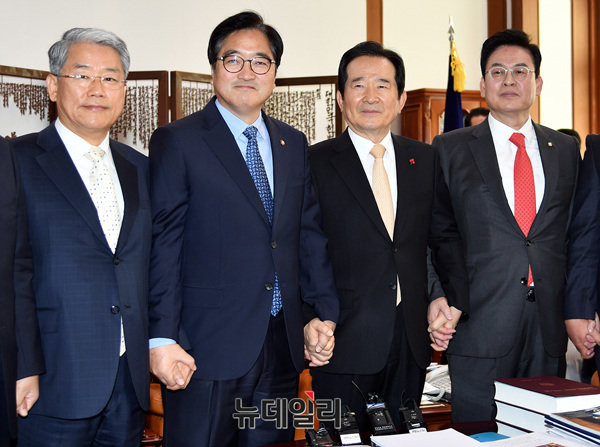 ▲ 김동철 국민의당 원내대표, 우원식 더불어민주당 원내대표, 정세균 국회의장, 정우택 자유한국당 원내대표(왼쪽부터). ⓒ뉴데일리 공준표 기자