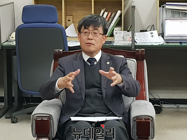 ▲ 충북도 오진섭 행정국장이 30일 도청 기자실에서 조직개편에 대해 설명하고 있다.ⓒ김종혁 기자