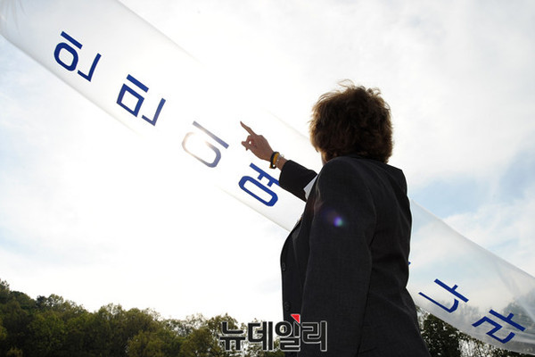 ▲ 2016년 4월 경기 파주시 임진각에서 대북전단 살포 행사에 참여한 수잔 숄티 美북한자유연합 대표가 손을 들어 풍선을 가리키고 있다. ⓒ뉴데일리 DB.
