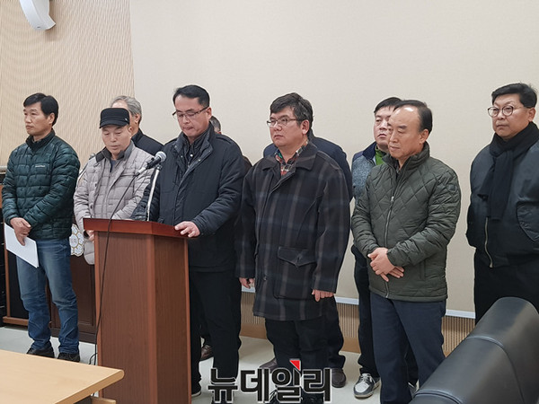 ▲ 충북 청주시전통시장연합회가 30일 시청에서 기자회견을 열고 내부 갈등을 겪고 있는 ‘청주시상권활성화관리재단’의 헤체를 요구하고 있다.ⓒ김종혁 기자