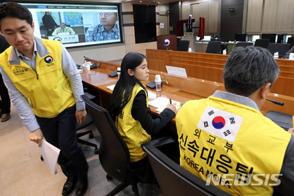 ▲ 외교부는 발리 섬에서 수라바야 공항으로 이동한 한국인 관광객 276명을 실어나를 아시아나 전세기편이 현지로 출발, 오는 1일 오전 7시 30분 인천 공항으로 귀국할 것이라고 밝혔다. 사진은 지난 29일 외교부 신속대응팀의 모습. ⓒ뉴시스. 무단전재 및 재배포 금지.