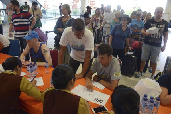 ▲ 지난 29일 발리 공항의 모습. 발이 묶인 각국 관광객들의 초조함이 얼굴에 묻어 나온다. ⓒ뉴시스-AP. 무단전재 및 재배포 금지.