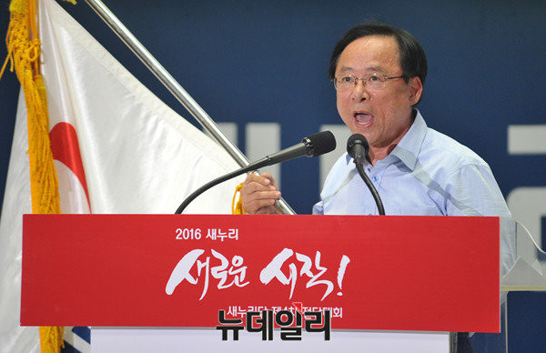 ▲ 자유한국당 이주영 의원이 지난해 8·9 전당대회에서 당기를 들고, 화합을 선택할 것인지 분열을 선택할 것인지 호소하고 있다. ⓒ뉴데일리 이종현 기자