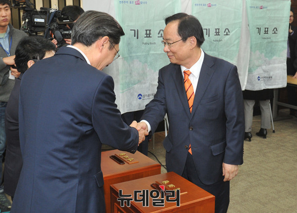 ▲ 자유한국당 이주영 의원이 지난해 12·16 원내대표 경선에서 투표를 마치고 나온 뒤 동료 의원들과 악수를 나누고 있다. ⓒ뉴데일리 이종현 기자