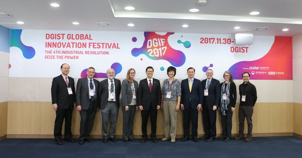 ▲ 30일 DGIST에서 열린 DGIF 2017에 참여한 강연자들이 기념촬영을 하고 있다. 왼쪽에서 부터 와세다대학 테츠야 오사카 교수, 헬름홀츠연구소 스테파노 페세리니 박사, 막스플랑크연구소 에르빈 네어 교수, 존스홉킨스대학 제니퍼 플루즈닉 교수, DGIST 손상혁 총장, 서던캘리포니아대학 엘리스 멩 교수, 임페리얼컬리지런던 양광종 교수, 미네소타대학 윌리엄 톨만 교수, 로체스터대학 카라 브렌 교수, 메그비연구소 주 왕 박사.ⓒDGIST