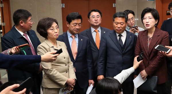 ▲ 국민의당 호남 초선 의원들이 30일 오후 서울 여의도 국회 정론관에서 통합 추진 반대 입장 성명서를 밝힌 뒤 취재진의 질문에 답하고 있다. ⓒ뉴시스