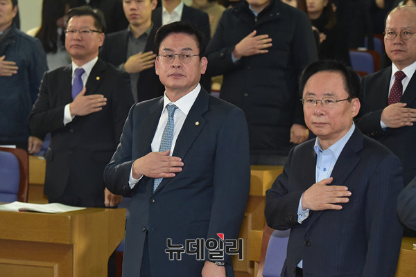 ▲ 자유한국당 정우택 원내대표와, 차기 원내대표 경선 출마가 확실시되는 이주영 의원이 30일 의원회관에서 열린 한 정책토론회에 참석해 국민의례를 하고 있다. ⓒ뉴데일리 이종현 기자