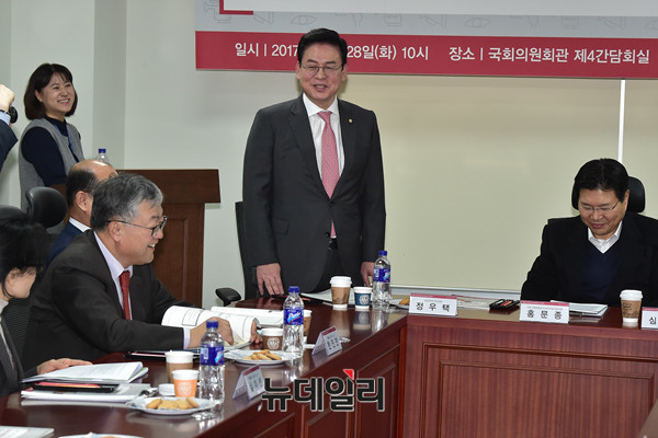 ▲ 자유한국당 정우택 원내대표가 지난 28일 차기 원내대표 경선 출마가 확실시되는 홍문종 의원이 대표의원 자격으로 주최한 토론회에 참석해 축사를 하고 있다. ⓒ뉴데일리 이종현 기자