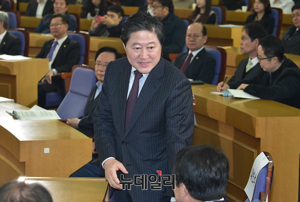 ▲ 자유한국당 차기 원내대표 경선 출마가 확실시되는 유기준 의원이 30일 오전 의원회관에서 열린 한 토론회장에 도착해 주변 의원들과 인사를 나누고 있다. 뒷쪽에서 지켜보고 있는 의원은 역시 원내대표 경선 출마가 확실시되는 이주영 의원이다. ⓒ뉴데일리 이종현 기자