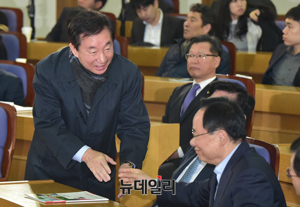 ▲ 자유한국당 차기 원내대표 경선 출마가 확실시되는 김성태 의원과 이주영 의원이 30일 오전 의원회관에서 열린 한 토론회장에서 만나 악수를 나누고 있다. ⓒ뉴데일리 이종현 기자