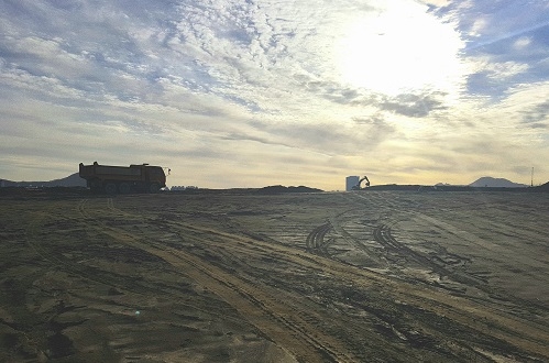 ▲ 지식정보타운 공공택지지구 부지. 토지조성 작업 중이라 대형트럭과 포크레인만 드나들어 황량한 분위기다. =이보배 기자