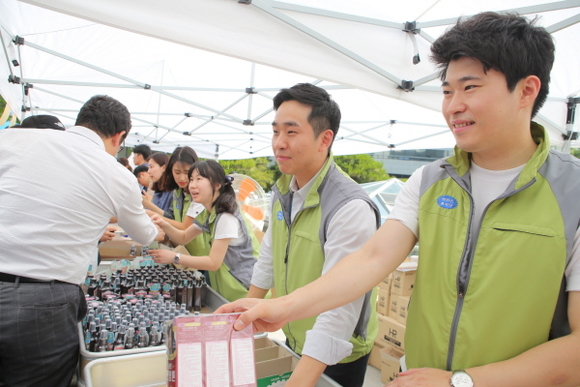 ▲ 동아쏘시오그룹은 동대문구 지역주민과 임직원이 함께하는 ‘사랑나눔바자회’를 2009년부터 매년 개최하고 있다. ⓒ동아쏘시오그룹