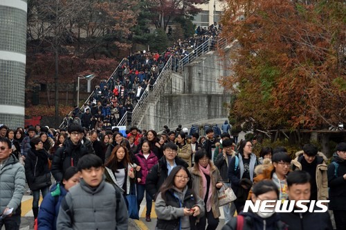 ▲ 서울소재 대학에서 논술고사를 치르고 나오는 학생들. ⓒ뉴시스