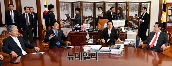 ▲ 김동철 국민의당 원내대표, 우원식 더불어민주당 원내대표, 정세균 국회의장, 정우택 자유한국당 원내대표(왼쪽부터 앉은 순서대로). ⓒ뉴데일리 공준표 기자