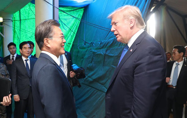 ▲ 지난 11월 7일 도널드 트럼프 美대통령을 만나러 평택 캠프 험프리를 찾은 문재인 대통령. 트럼프 美대통령의 표정이 압권이다. ⓒ뉴시스. 무단전재 및 재배포 금지.