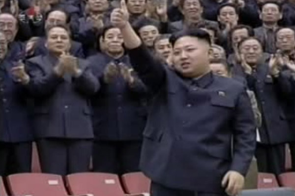 ▲ "삼촌, 삼촌이 최고에요!" 엄지를 들어보이는 김정은. 누군가에게 고마워하는 표정이다. ⓒ北선전매체 화면캡쳐.