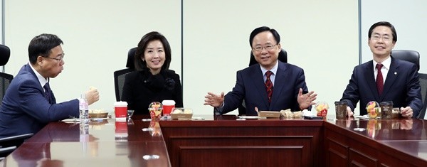 ▲ 1일 오전 자유한국당 신상진, 나경원, 이주영, 조경태(왼쪽부터) 의원이 모여 중립지대 원내대표 후보 단일화 문제를 논의하고 있다. ⓒ뉴시스 사진 DB
