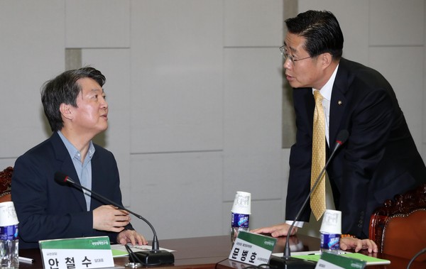 ▲ 국민의당 안철수(왼쪽) 대표와 이태규 의원이 지난 11월 28일 오후 서울 여의도 국회 의원회관에서 열린 다당제 정착을 위한 과제와 국민의당의 진로 세미나에 참석해 대화를 나누고 있다. ⓒ뉴시스