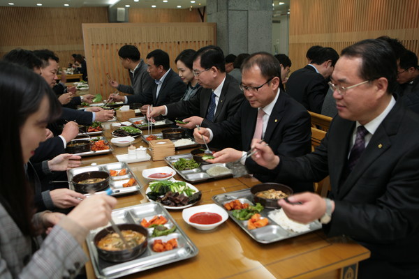 ▲ 경북농협 직원들이 1일 점심메뉴로 과메기를 먹고 있다.ⓒ경북농협