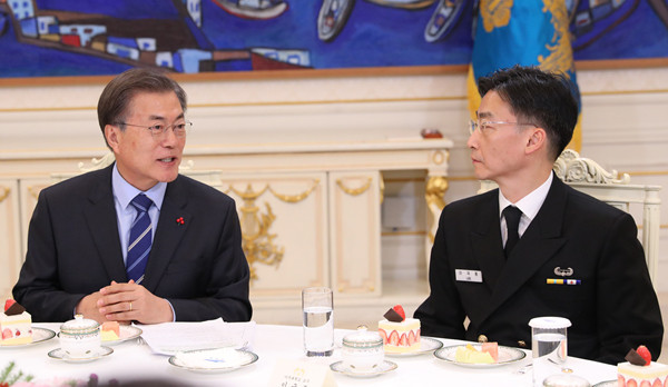 ▲ 문재인 대통령과 이국종 중증외상센터장이 1일 청와대 영빈관에서 만나 대화를 나누고 있다. ⓒ뉴시스 DB