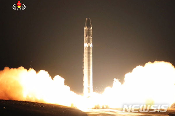 ▲ 북한이 지난 11월 30일 공개한 '화성-15형' ICBM 발사 장면. ⓒ뉴시스. 무단전재 및 재배포 금지.