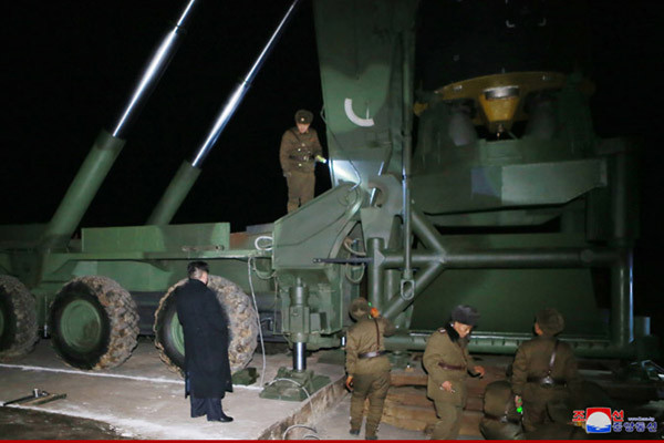 ▲ 북한이 지난 11월 30일 공개한 '화성-15형' ICBM 발사 직전 장면. 1단 로켓엔진 노즐의 윤곽이 보인다. ⓒ北선전매체 화면캡쳐.