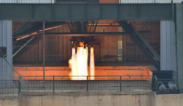 ▲ 북한이 올초에 로켓엔진 연소시험을 할 당시 모습. RD-250 로켓엔진으로 추정된다. ⓒ北선전매체 화면캡쳐.