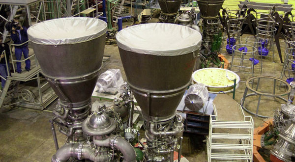 ▲ RD-250보다 더 크고 강력한 RD-180 로켓엔진. 2개의 분사구가 있으며 보조로켓이 없다. ⓒ러시아 스푸트니크 뉴스 보도화면 캡쳐.